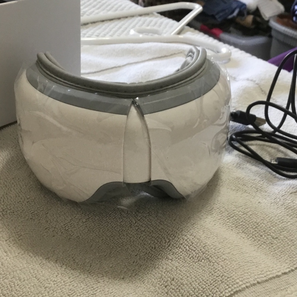 NIB White and Gray Eye Massager